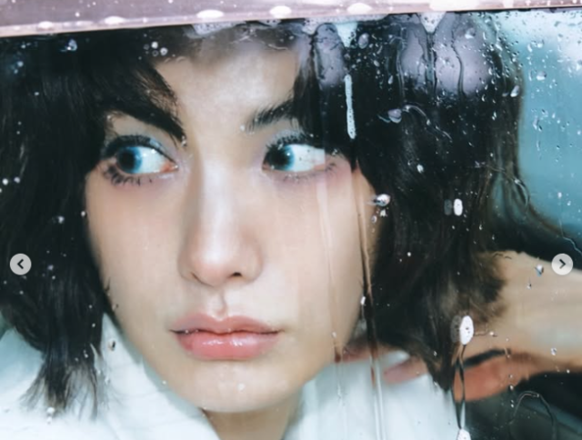가수 겸 배우 나나가 자동세차장의 차 안에서 쏟아지는 물줄기와 하얀 거품이 뒤섞인 유리창 너머로 어딘 가를 응시하며 몽환적인 분위기를 자아냈다./나나 소셜미디어