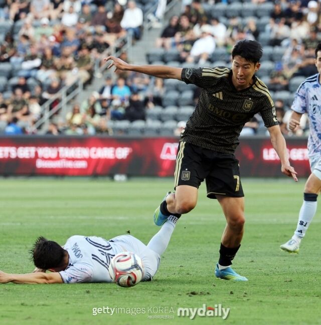 LAFC의 손흥민이 20일 미국 LA에서 열린 산호세와의 2026시즌 MLS 8라운드에서 돌파를 시도하고 있다./게티이미지코리아