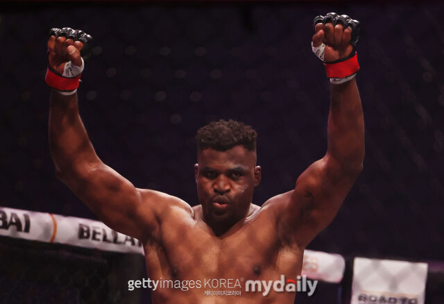 은가누가 2024년 10월 PFL 대회에 출전해 헤난 페레이라와 맞붙기 전 파이팅 포즈를 취하고 있다. /게티이미지코리아