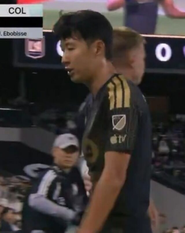 손흥민이 23일 미국 로스앤젤레스(LA)의 BMO 스타디움에서 펼쳐진 콜로라도 래피즈와의 경기에서 후반 32분에 교체 아웃되고 있다./중계화면 캡쳐