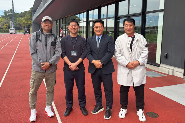 박한동 한국대학축구연맹 회장이 일본에 방문해 대학축구의 발전 방향에 대한 구상을 밝혔다. 박영우 U-19~20 대표팀 감독과 모리야스 하지메 일본 축구대표팀 감독, 박한동 회장, 이경천 UNIV PRO 챌린지 감독(왼쪽부터)이 기념 사진을 촬영하고 있다./한국대학축구연맹 제공