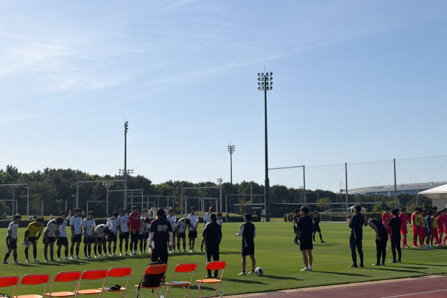 박한동 한국대학축구연맹 회장이 일본에 방문해 대학축구의 발전 방향에 대한 구상을 밝혔다. 연습경기를 펼치고 있는 일본 U-19 대표팀과 대학 1·2학년 대표팀./한국대학축구연맹 제공