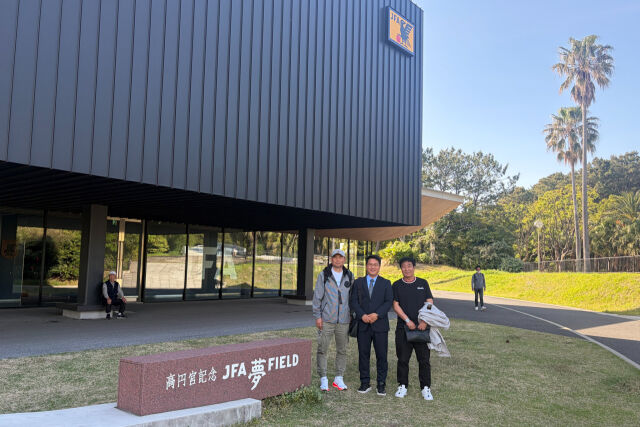 박한동 한국대학축구연맹 회장이 일본에 방문해 대학축구의 발전 방향에 대한 구상을 밝혔다. 박영우 U-19~20 대표팀 감독과 박한동 회장, 이경천 UNIV PRO 챌린지 감독(왼쪽부터)이 기념 사진을 촬영하고 있다./한국대학축구연맹 제공
