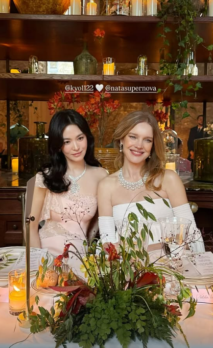 배우 송혜교(왼쪽)가 러시아 출신 톰모델 나탈리아 보디아노바와 나란히 식사를 즐겼다. / 송헤교 소셜미디어