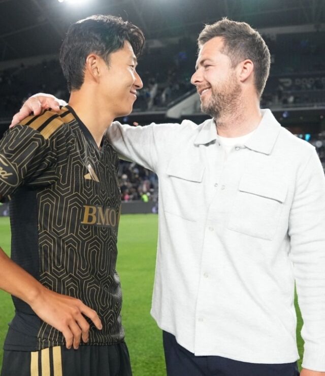 LAFC의 손흥민(왼쪽)과 콜로라도의 웰스 감독이 23일 열린 2026시즌 MLS 9라운드 맞대결 이후 인사를 나누고 있다./콜로라도 래피즈