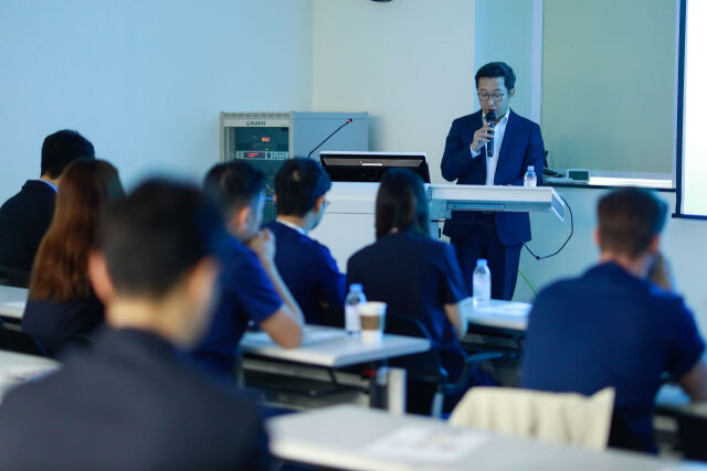 휴젤 장두현 대표가 'AES 2026'에 참석해 인사말을 하고 있다. /휴젤