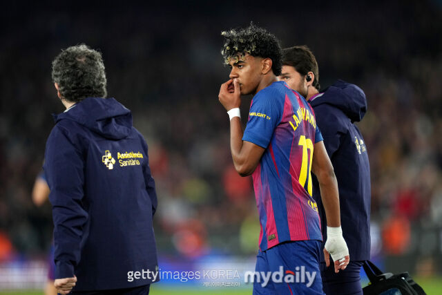 부상 당한 야말(가운데)이 스스로 걸어 나가고 있다. /게티이미지코리아