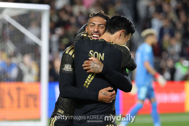 LAFC의 손흥민과 부앙가가 2026년 2월 미국 LA에서 열린 인터 마이애미와의 2025시즌 MLS 개막전에서 포옹하고 있다./게티이미지코리아