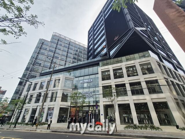 서울 성수동에 문을 연 ‘무신사 메가스토어 성수’ 외관 전경. /방금숙 기자