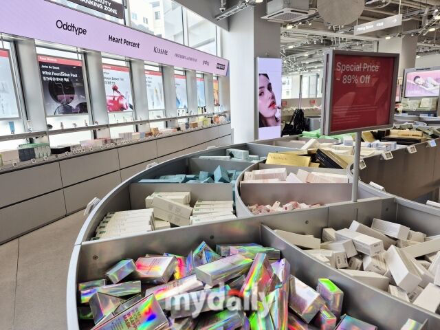 무신사 뷰티 랭킹존 등 균일가 매대를 상시 운영한다. /방금숙 기자