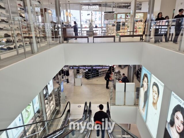 3층 ‘무신사 스탠다드 성수이로점’과 4층 F&B 매장 ‘푸드가든’. /방금숙 기자