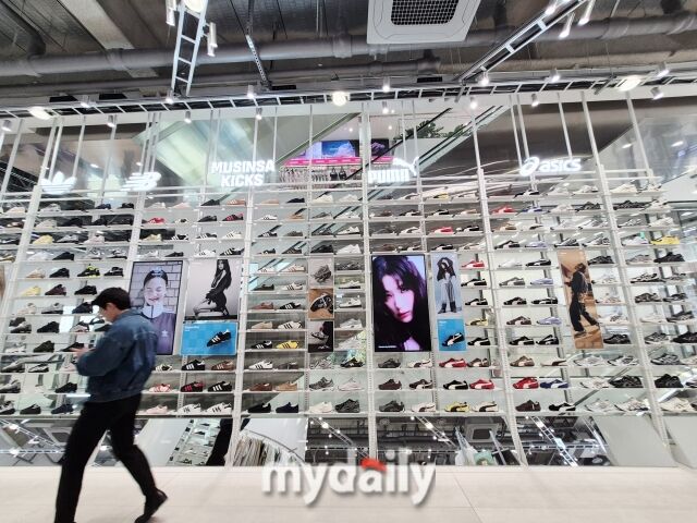 중앙에 설치된 대형 슈즈월. /방금숙 기자