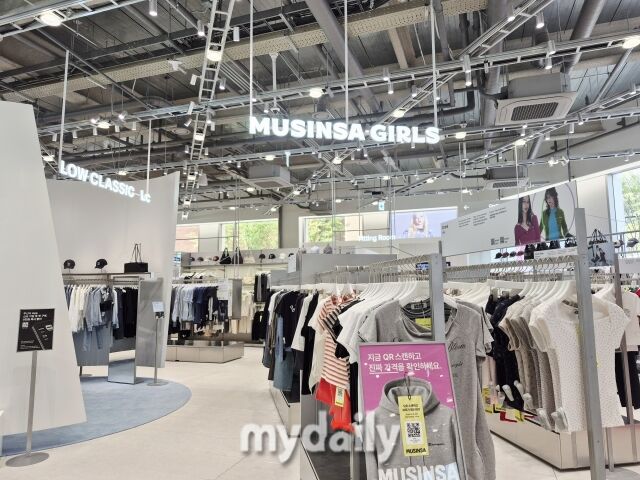 층마다 카테고리별 전문 매장이 숍인숍 형태로 조성됐다. /방금숙 기자