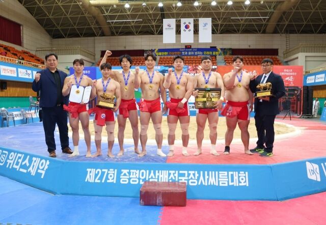 23일 충청북도 증평군 증평종합스포츠센터에서 열린 ‘제27회 증평인삼배전국장사씨름대회' 남자일반부 단체전 우승을 차지한 광주시청(경기도)이 최기선 감독(왼쪽 첫 번째)과 함께 기념사진을 찍고 있다. /대한씨름협회 제공