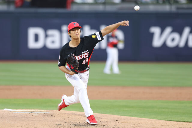 이의리가 23일 수원 KT 위즈전 공을 던지고 있다./KIA 타이거즈 제공