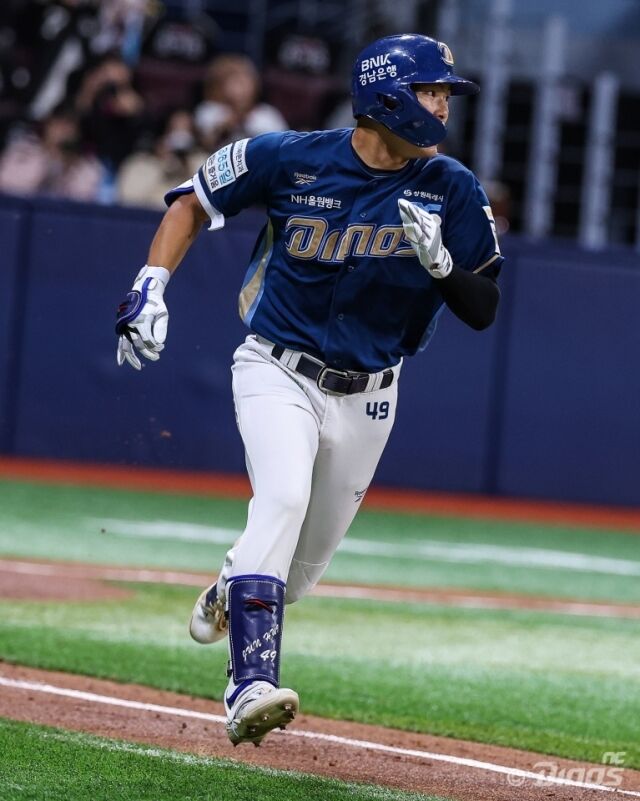 NC 고준휘가 23일 서울 고척스카이돔에서 열린 키움 히어로즈와의 원정경기서 타격 후 주루하고 있다./NC 다이노스 제공