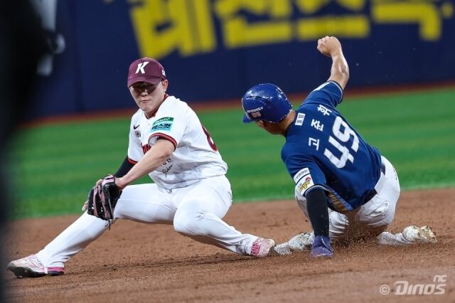 NC 다이노스 고준휘가 23일 서울 고척스카이돔에서 열린 키움 히어로즈와의 원정경기서 주루하고 있다./NC 다이노스 제공