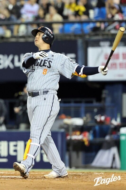 노시환이 23일 잠실구장에서 열린 LG 트윈스와 경기서 홈런을 치고 있다./한화 이글스