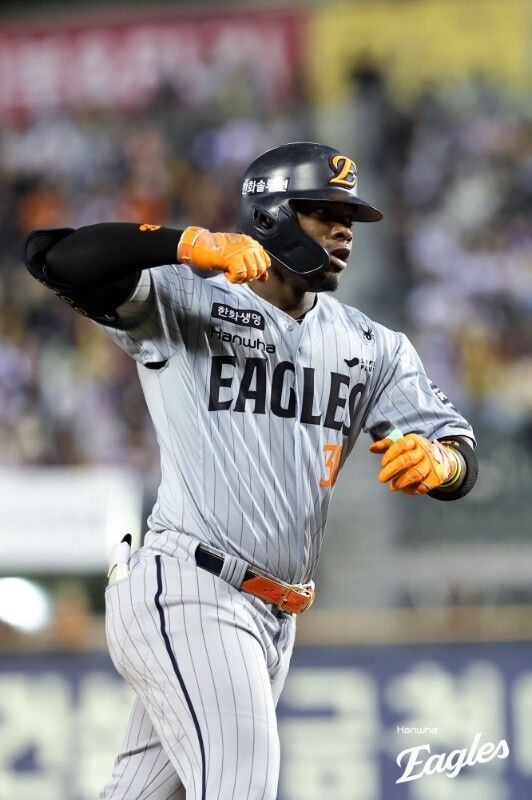 페라자가 23일 잠실구장에서 열린 LG 트윈스와 경기서 홈런을 치고 그라운드를 돌고 있다./한화 이글스