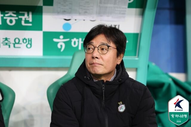 황선홍 대전 하나시티즌 감독이 22일 펼쳐진 제주 SK와의 경기를 지켜보고 있다./한국프로축구연맹 제공