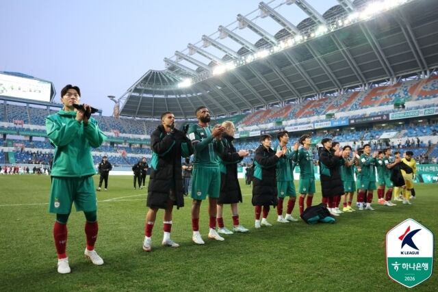 대전 하나시티즌 선수단이 지난 14일 김천 상무와의 경기 후 관중들에게 인사를 하고 있다./한국프로축구연맹 제공