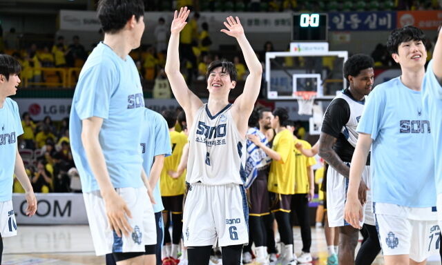이정현(가운데)이 LG전에서 승리한 뒤 기뻐하고 있다. /KBL 제공
