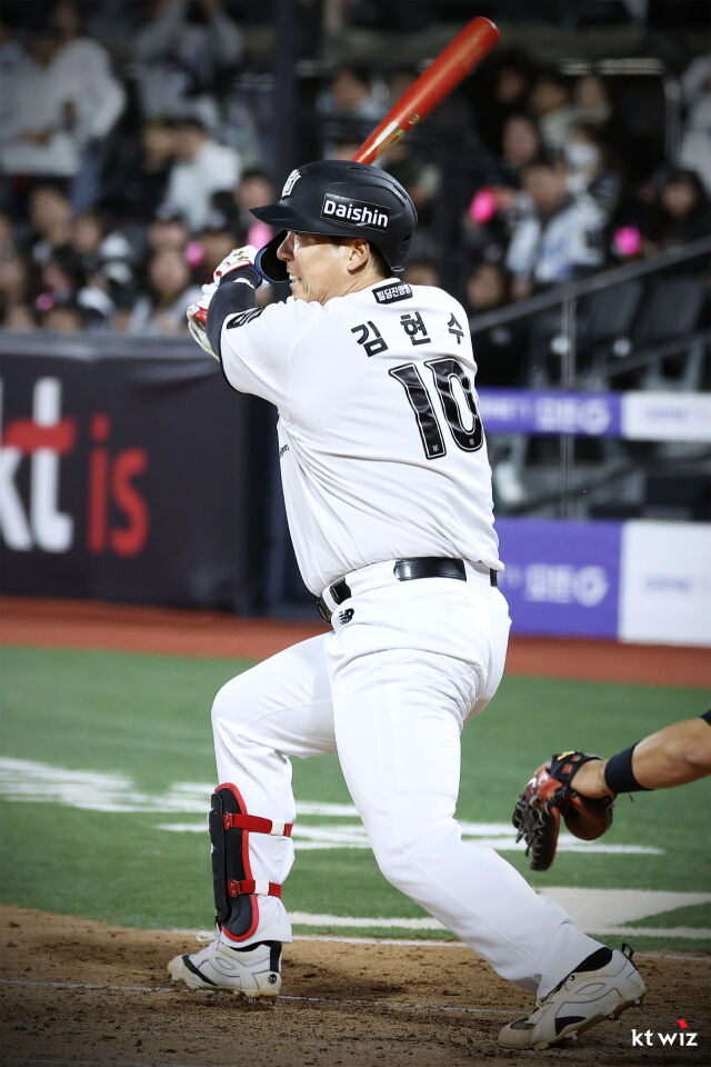 김현수가 23일 수원 KIA 타이거즈전 안타를 치고 있다./KT 위즈