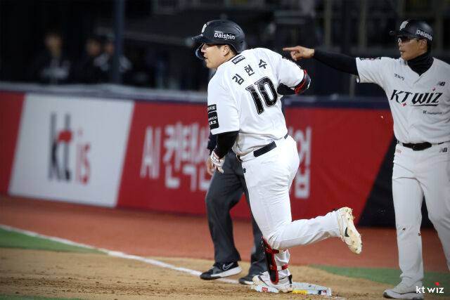 김현수가 23일 수원 KIA 타이거즈전 안타를 치고 있다./KT 위즈