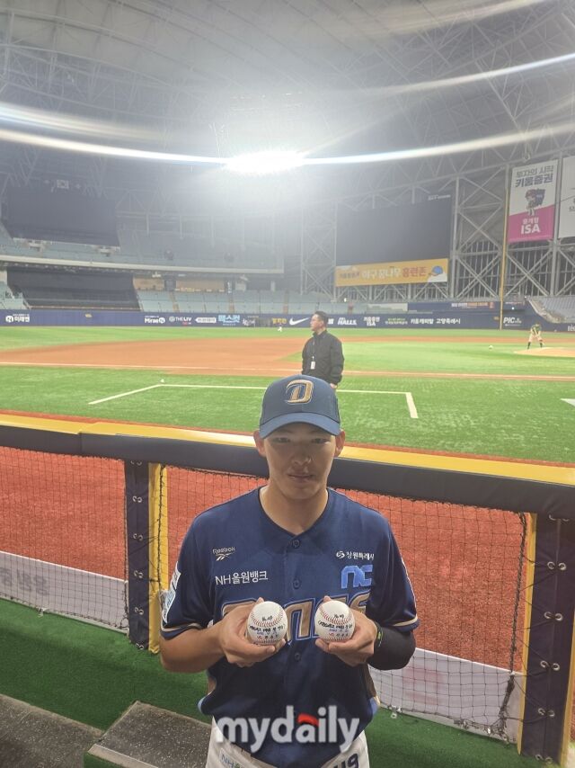 NC 고준휘가 23일 서울 고척스카이돔에서 열린 키움 히어로즈와의 원정경기를 마치고 인터뷰를 하기 위해 공을 쥐고 대기하고 있다./고척=김진성 기자 kkomag@mydaily.co.kr