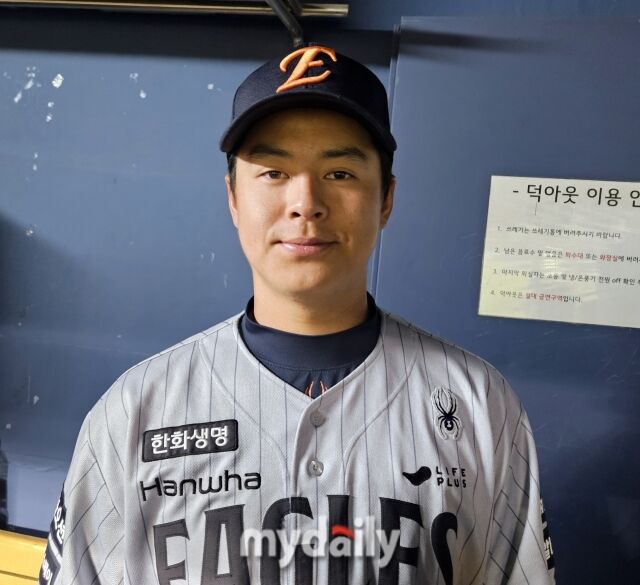 노시환이 승리 선수 인터뷰 후 포즈를 취하고 있다./잠실=심혜진 기자