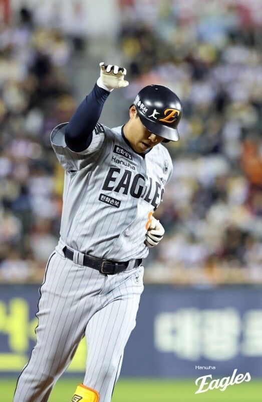 노시환이 23일 잠실구장에서 열린 LG 트윈스와 경기서 홈런을 치고 그라운드를 돌고 있다./한화 이글스