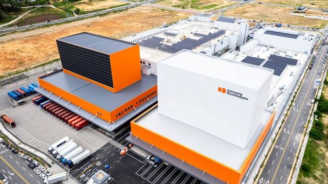 삼양식품 밀양 제1공장(왼쪽 주황색 건물)과 밀양 제2공장 전경. /삼양식품