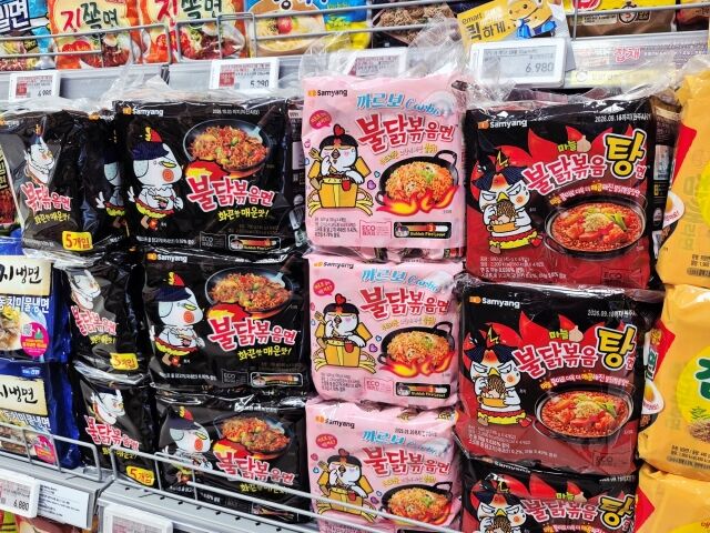 서울 시내 마트에 진열된 불닭볶음면 라인업. /방금숙 기자