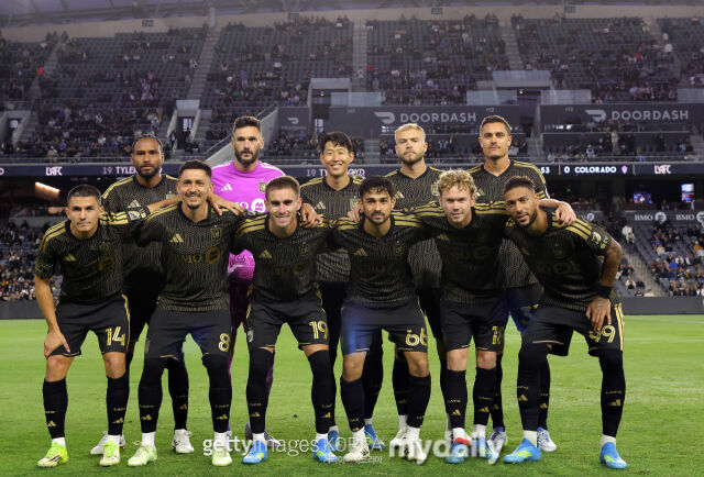 손흥민의 소속팀 LA FC가 23일 BMO 스타디움에서 열린 콜로라도 라피즈와 홈 경기에서 0-0으로 비겼다. 콜로라도전에서 선발 출전한 LA FC 선수단. /게티이미지코리아