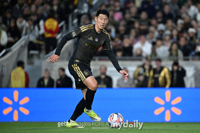 손흥민의 소속팀 LA FC가 23일 BMO 스타디움에서 열린 콜로라도 라피즈와 홈 경기에서 0-0으로 비겼다. 드리블을 하는 손흥민. /게티이미지코리아