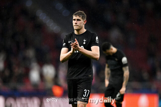 23일 커트오프사이드 보도에 따르면 맨체스터 유나이티드가 토트넘 홋스퍼의 센터백 미키 판 더 벤 영입에 관심을 드러내고 있다. 판 더 벤이 경기 후 팬들에게 박수를 보내고 있다. /게티이미지코리아