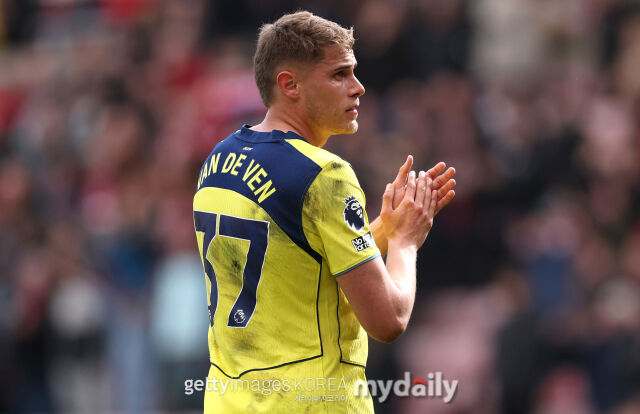 23일 커트오프사이드 보도에 따르면 맨체스터 유나이티드가 토트넘 홋스퍼의 센터백 미키 판 더 벤 영입에 관심을 드러내고 있다. 경기 종료 후 팬들에게 박수를 치고 있는 판 더 벤. /게티이미지코리아