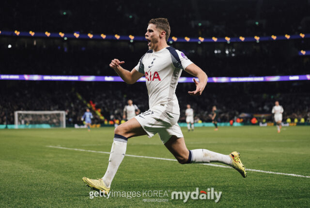 23일 커트오프사이드 보도에 따르면 맨체스터 유나이티드가 토트넘 홋스퍼의 센터백 미키 판 더 벤 영입에 관심을 드러내고 있다. 판 더 벤이 골을 넣은 뒤 세레머니를 펼치고 있다. /게티이미지코리아