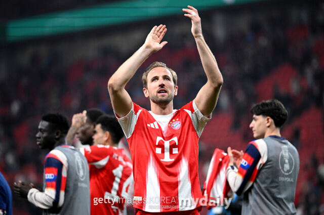 23일 기브미스포츠 보도에 따르면 바이에른 뮌헨의 해리 케인이 2026년 발롱도르 파워랭킹 1위를 차지했다. 케인이 우승을 확정한 뒤 팬들에게 박수를 치고 있다. /게티이미지코리아