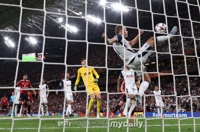 토트넘 홋스퍼 수비수 미키 판 더 펜이 맨체스터 유나이티드와 연결되고 있다. 2024-25시즌 유럽축구연맹(UEFA) 유로파리그(UEL) 결승전서 결정적인 수비를 해 낸 판 더 펜(오른쪽). /게티이미지코리아