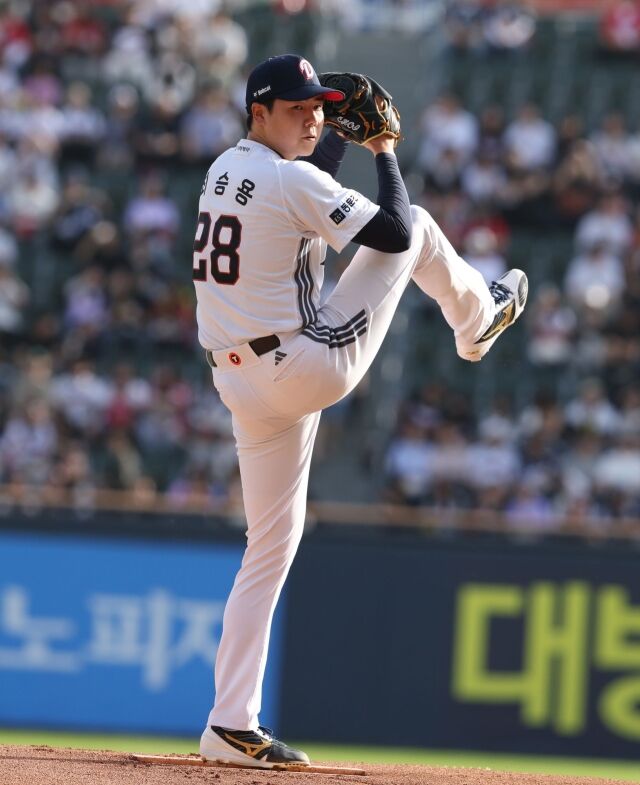 18일 경기에 나선 최승용의 투구 동작./두산 베어스