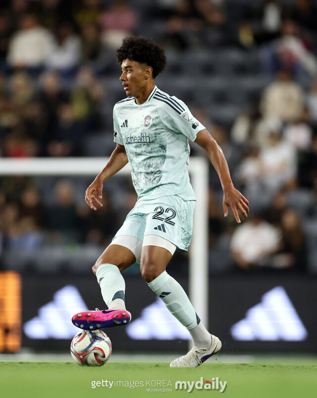 콜로라도 수비수 해링턴이 미국 LA에서 열린 LAFC와의 2026시즌 MLS 9라운드에서 볼을 터치하고 있다./게티이미지코리아