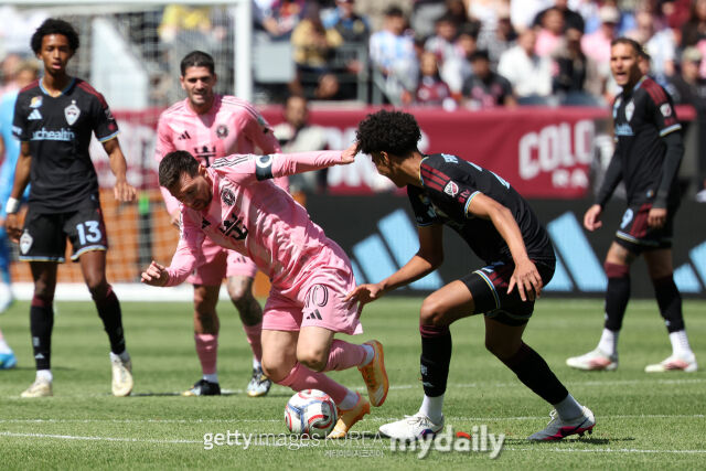 콜로라도 수비수 해링턴이 인터 마이애미와의 2026시즌 MLS 8라운드에서 메시의 드리블을 지켜보고 있다./게티이미지코리아