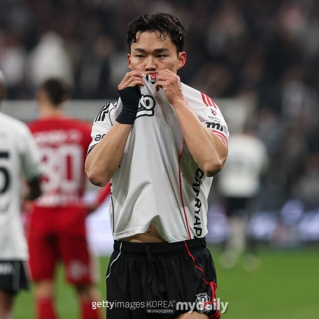 오현규가 24일 베식타스 파크에서 열린 튀르키예컵 8강전 알란야스포르와의 경기에서 추가골을 넣었다. 오현규가 득점한 뒤 엠블럼에 키스를 하고 있다. /게티이미지코리아