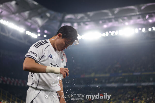 오현규가 24일 베식타스 파크에서 열린 튀르키예컵 8강전 알란야스포르와의 경기에서 추가골을 넣었다. 물을 마시고 있는 오현규. /게티이미지코리아