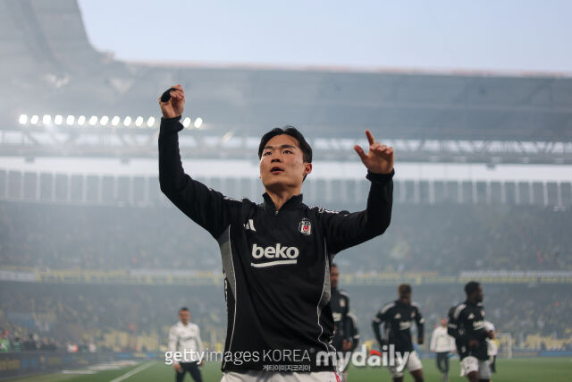 오현규가 24일 베식타스 파크에서 열린 튀르키예컵 8강전 알란야스포르와의 경기에서 추가골을 넣었다. 경기가 끝난 뒤 팬들에게 인사를 하고 있는 오현규. /게티이미지코리아