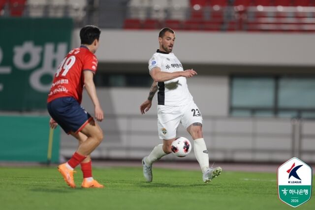 강원FC 강투지(오른쪽)가 21일 김천 상무와의 경기에서 수비를 하고 있다./한국프로축구연맹 제공