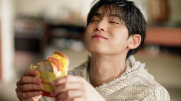 세븐틴 민규 / 이삭토스트