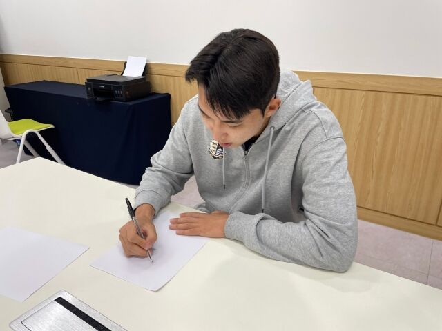 서울 이랜드가 26일 목동종합운동장에서 펼쳐지는 화성FC와 홈 경기를 앞두고 어린이 사생대회 이벤트를 준비했다. 박재용이 그림을 그리고 있다. /서울 이랜드 제공