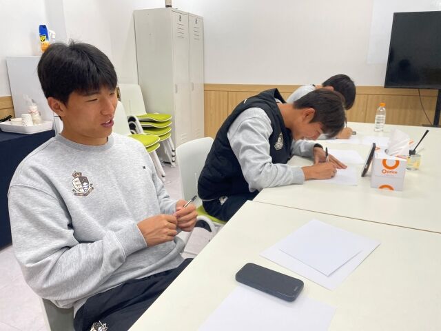 서울 이랜드가 26일 목동종합운동장에서 펼쳐지는 화성FC와 홈 경기를 앞두고 어린이 사생대회 이벤트를 준비했다. 서울 이랜드 선수단이 그림을 그리고 있다. /서울 이랜드 제공